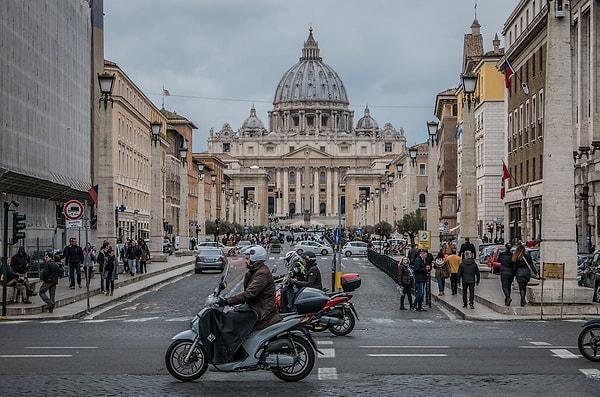 10. Sadece bin nüfusa sahip olmasına rağmen, Vatikan şehri vatandaş başına yaklaşık 1,5 suçla dünyanın en yüksek suç oranına sahiptir.