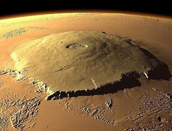 12. Mars'ta bulunan bir yanardağ olan Olympus Mons'un, tüm Güneş Sistemi'ndeki en büyük yanardağ olduğuna inanılıyor.