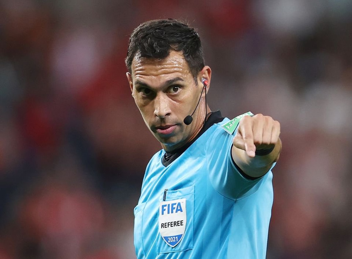 Hakem Facundo Tello'nun sahada futbolcu bırakmadığı karşılaşmayı 2-1 k...