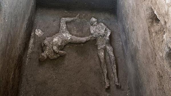 Pompeii'deki patlama öylesine ani gelişmişti ki arkeologlar bölgede erotik duvar resimleri, zümrütler, madeni paralar, mermer büstler ve içinde düzinelerce somun ekmekle dolu koca bir fırın bile buldular.