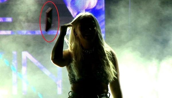 Hatırlarsanız bundan birkaç ay önce Ece Seçkin, konser sırasında seyirci tarafından atılan bir cep telefonuyla yaralanmıştı.