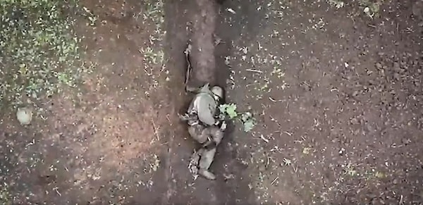 O görüntülerde üzerine düşen bombayı uzağa fırlatan asker uyumaya devam ediyor ve üzerine yeniden bomba bırakılıyor.