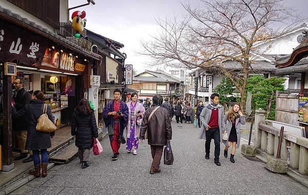 Japonya'nın Oiso şehrinde yaşayan 81 yaşındaki Hiroshi Fujiwara, engelli karısını 40 yıldır ona bakmaktan bıktığını söyleyerek denize attı.