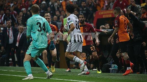 Geçtiğimiz hafta sonu oynanan Galatasaray-Beşiktaş derbisinde Beşiktaşlı Tayfur Bingöl zaman geçiren top toplayıcı çocuğu itmişti ve tepki toplamıştı.