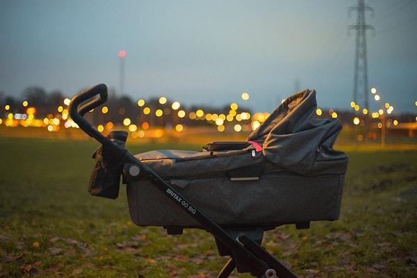 Danimarka'da yaşayan dört çocuk annesi Annie Samples, bebeğini daha rahat uyuması için bebek arabasında sokakta bıraktığını anlattı.