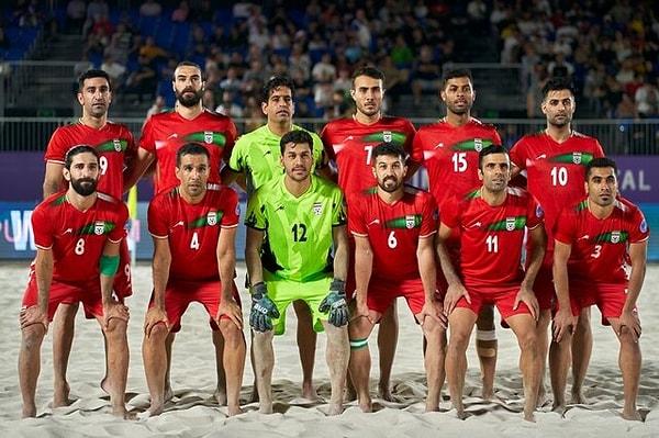 Ayrıca İran Futbol Federasyonu, sporcular hakkında inceleme yapılacağını duyurdu.