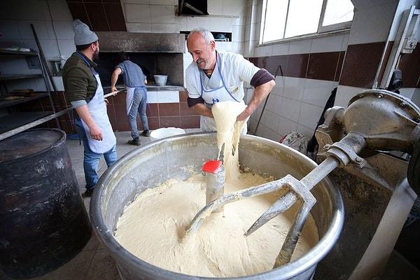 Peki Gümüşhane ekmeğini bu kadar özel yapan şey ne? Gümüşhane'nin Kürtün ilçesine bağlı Araköy'de üretilen bu ekmek, neredeyse bir asırdır aynı maya kullanılarak yapılıyor. Ekmekler yaklaşık olarak 4-4.5 kilo aralığında ve bir hafta tazeliğini koruyor.