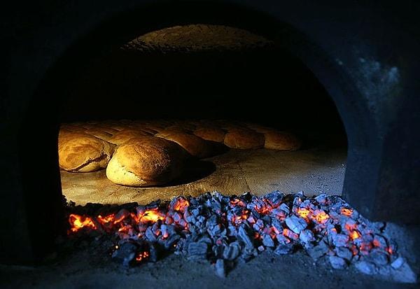 İçeriğinde hiçbir katkı maddesi bulunmayan bu ekmek neredeyse yüzyıllardır aynı teknikle yapılıyor.