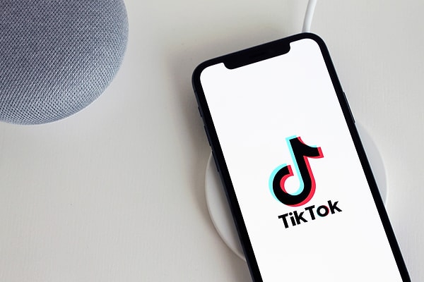 Yabancılarla verileri paylaşmayan TikTok uygulamasından şaşırtıcı bir hamle geldi. Kullanıcı verilerini farklı sunucularda saklayan uygulama yeni kararlar aldı.