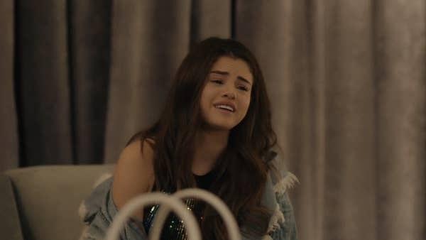 Selena'nın Revival turnesinin son provasından sonra 2016 yılına ait gözyaşları içinde olduğu görüntülerden de söz ediliyor.