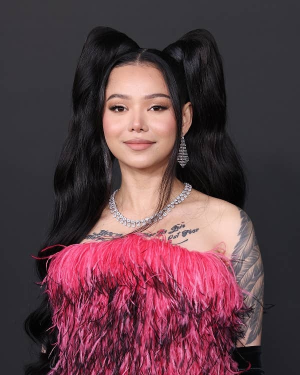 При этом Белла, похоже, никогда публично не признавала, что у нее есть муж.