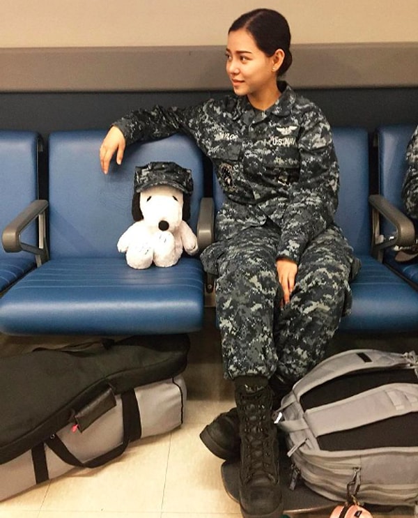 Более того, на подкасте H3 в 2021 году Белла сказала, что она была одинока около года. Она описала два отношения, которые произошли, когда она служила на флоте — второй парень бросил ее, узнав, что она собирается уйти из армии по причинам психического здоровья.