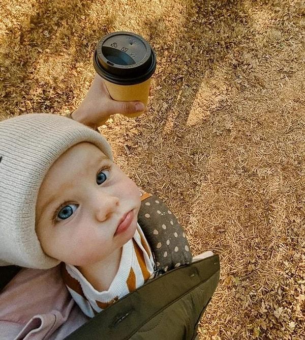 10. Kahvesini yudumlayan bir bebek:😂