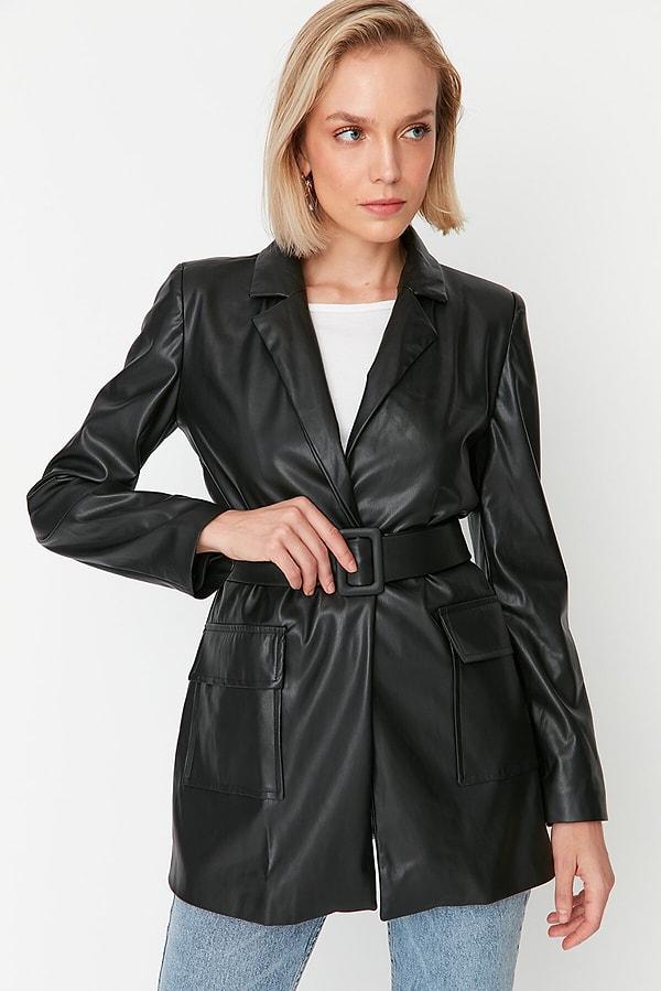 12. Havalı kombinler için siyah deri blazer ceket.