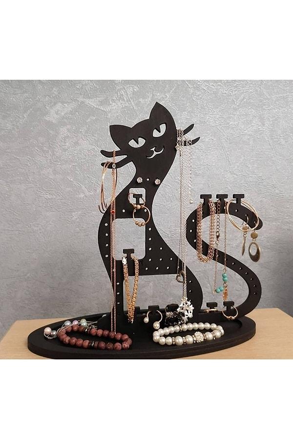 4. Genç odaları için ideal kedili dekoratif bir takı standı.