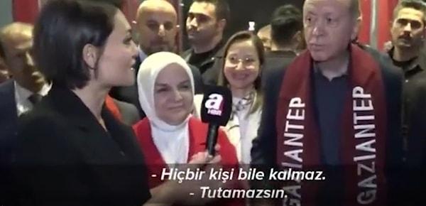 O anlarda muhabir, Cumhurbaşkanı Erdoğan'a "Fatma Şahin Hanım, 'Devlerin aşkı büyük olur' şarkısını sizin için seçmiş" dedi.