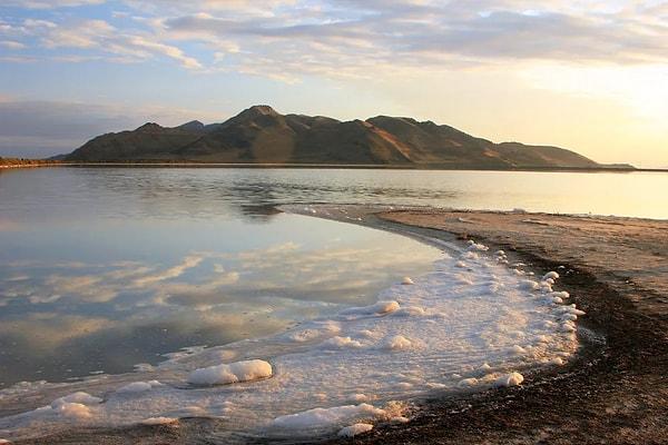 90'lı yılların başında ABD'nin Utah eyaletinin kuzeyinde bulunan Büyük Tuz Gölü'nde petrol arama çalışması yapılırken, sert kabuklara rastlandı.
