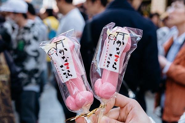 7. “Japonya gerçekten garipliklerle dolu bir ülke. Sigara satan otomatlar, çalışanların olmadığı dükkanlar, tertemiz sokaklar arasında bana en ilginç gelen şeylerden biri penis şeklindeki dondurmalar olmuştu.”