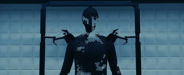 14. The Invisible Man yapım tasarımcısı Alex Holmes ve yönetmen Leigh Whannell, filmde konu edilen görünmezlik kostümü için filmin çekildiği Avustralya'daki New South Wales Üniversitesi'ndeki akademisyenlerle birlikte çalışmış.