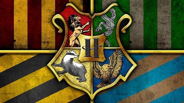 Seçmen Şapka; öğrencilerin başına konulduktan sonra Gryffindor, Hufflepuff, Ravenclaw ve Slytherin'den birini söylerdi.