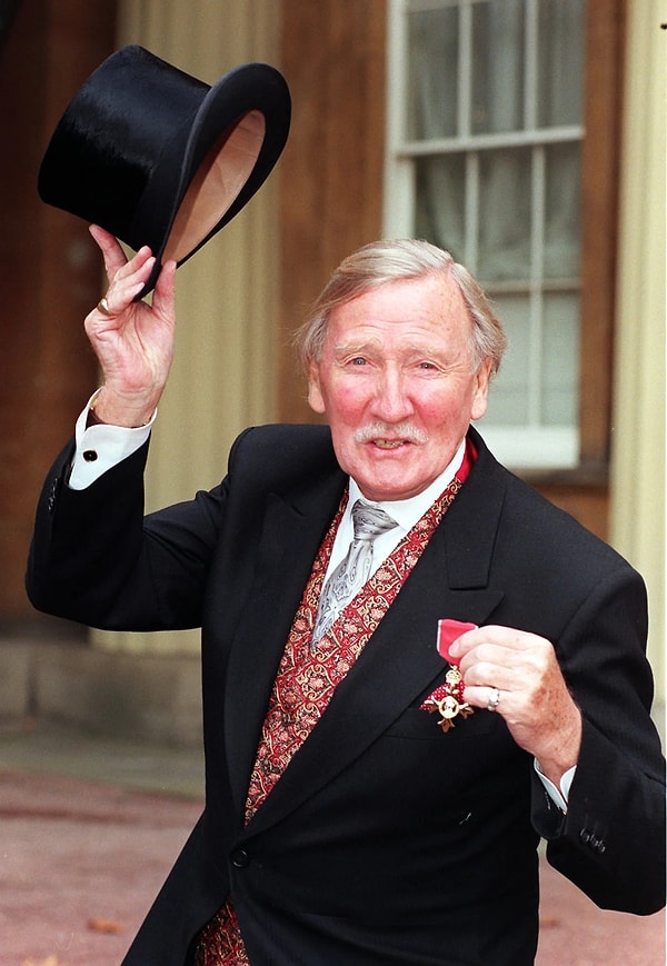 98 yaşında hayatını kaybeden Leslie Phillips, Kraliçe II Elizabeth'ten Britanya İmparatorluk Nişanı almıştı.