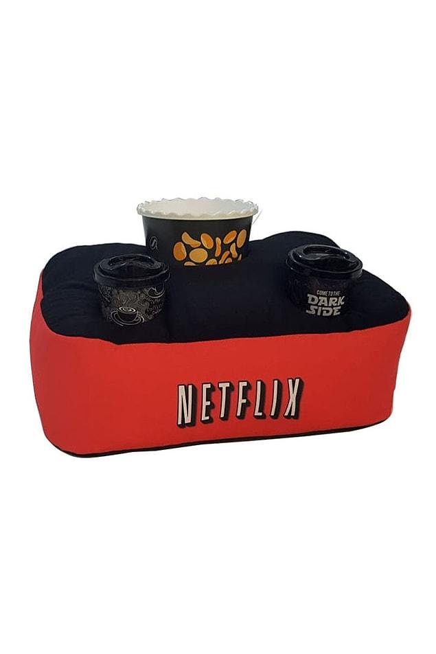 4. Con il cuscino del piacere Netflix che accompagnerà il tuo divertimento cinematografico, anche i tuoi drink saranno comodi.