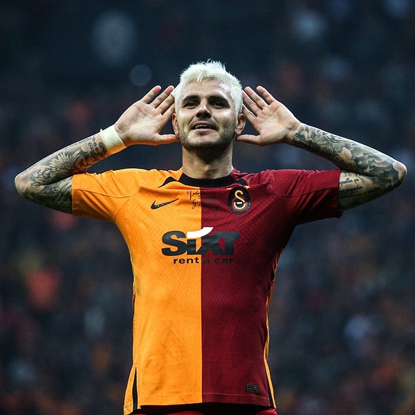 Saç rengini değiştirdikten sonra gollerini atmaya başlayan Mauro Icardi, bu performansını aşk hayatına da yansıtacak mı birlikte göreceğiz.