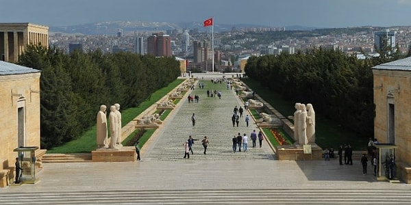 Anıt Bloku ise üç bölümden oluşur. Aslanlı Yol, Tören Meydanı ve Mozole. Bu bölümde ayrıca;