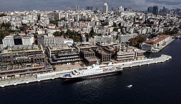 Bu bilinçle de aslında Tophane-Karaköy İskelesi arasındaki kıyı İstanbulluların elinden bir şekilde alındı. Zaten Galataport'un şu anki halinde de denizi maalesef ki pek fazla göremiyorsunuz.