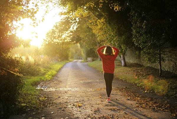 Vücudunuzu hareket ettirmek kalori yakmanıza yardımcı olur, bu da metabolizmanızı hızlandırır. Yürüyüş ayrıca kilo kaybı için çok önemli olan kortizol seviyelerini düşürmeye yardımcı olur.