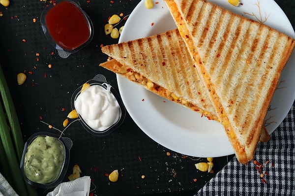 Tost, birçoğumuz için hem hesaplı hem de pratik yiyeceklerden bir tanesi.