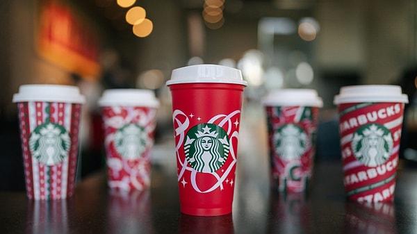Starbucks tam 25 yıldır yeni yılın gelişini kutlamak için her zaman servis ettikleri beyaz bardaklardan farklı olarak kırmızı renkli ve desenli bardaklarını müşterilerine sunuyor. Aslında bu bardaklar mor renkle başladı! İşte 1997'den 2022'ye kadar olan Starbucks yeni yıl bardakları👇
