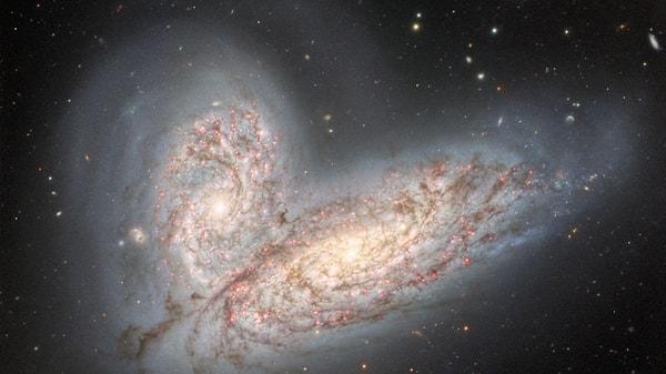 Bu galaksiler yaklaşık 200 milyon ışıkyılı uzaklıkta yer alıyor, ancak benzer etkileri görmek için bu kadar uzağa bakmamıza gerek yok.