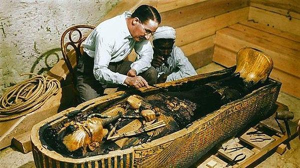 On kilogram ağırlığında som altından yapılma maske, Tutankhamun'un mumyasının omuzlarının ve kafasının üstüne yerleştirilmişti. Genç firavunun Osiris tasviriyle tasarlanmış maskesi sahte bir sakalla donatılmıştı.