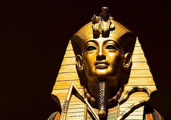 Tutankhamun’un mezarı 1922 yılında, yani tam yüz yıl önce bu zamanlarda İngiliz arkeolog Howard Carter tarafından Firavunlar Vadisi’nde keşfedildi.