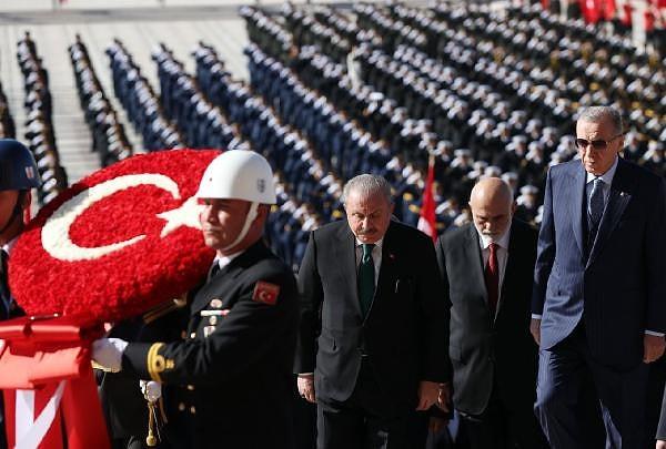 Cumhurbaşkanı Recep Tayyip Erdoğan, siyasi parti liderleri ve beraberindeki devlet erkanı Anıtkabir’i ziyaret etti.