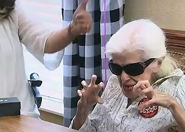 Мэри родилась в 1921 году, пережила главные события прошлого века, но при этом не утратила своего замечательного чувства юмора или любви к всеми любимому напитку.