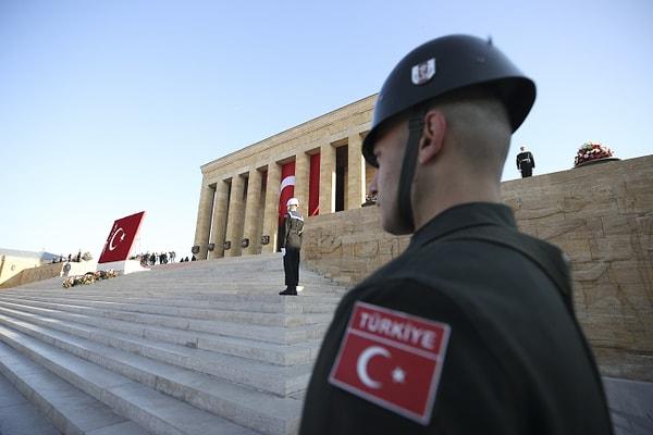 Saygı duruşu sırasında gönderdeki Türk bayrağı yarıya indirildi.
