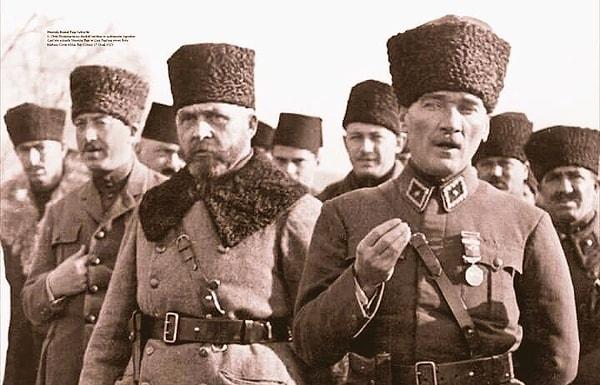 Siz kim, Atatürk'e ve cumhuriyete laf söylemek kim? Aydın ve ilkeli insanlar olduğu sürece siz fikirlerden rahatsız olmaya devam edeceksiniz. Hepimiz susalım, Atam'ın şurda ne demek istediğini bir hayal edelim. Bilenler şimdiden coştu bile...