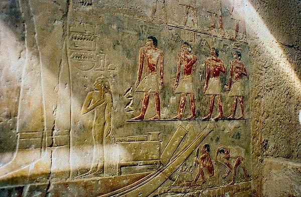 Tutankhamun'un mezarı ölümü hatırlatan bir şekilde dizayn edilmişti; bu tasarımın ise firavunun lanetli olduğuna dair söylentilerden dolayı tercih edildiği söyleniyor.