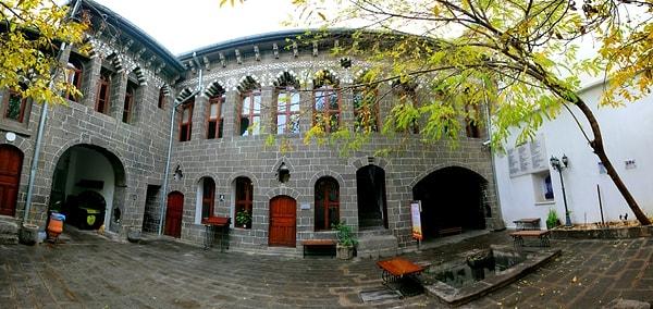 16. Ahmed Arif Edebiyat Müze Kütüphanesi / Diyarbakır
