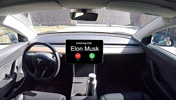 Tesla otomobillerde otomatik pilota geçilince kabin kamerası sürücüyü takip etmek için kullanılıyordu.