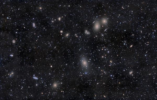 Bu zengin gökada grubu, pek akılda kalıcı olmayan VVVGCl-B J181435-381432 adıyla biliniyor.