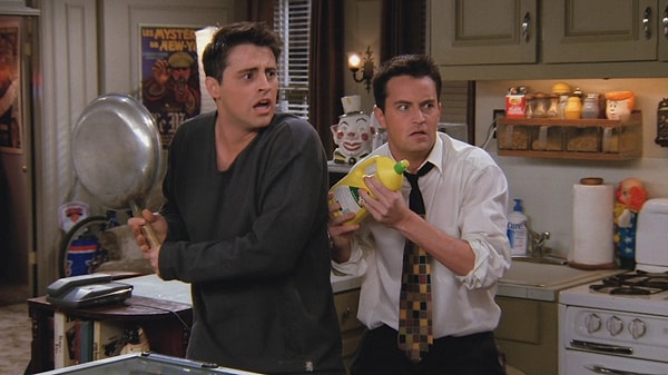 1. Friends dizisinin unutulmaz karakterleri Joey ve Chandler ilk bölümde birbirlerine çok benziyordu.