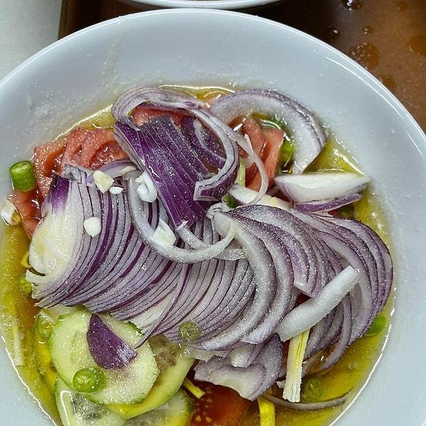 Balıkçı Kahraman'ın menüsünde birbirinden lezzetli yemekler bulunuyor: Özel domates salatası.