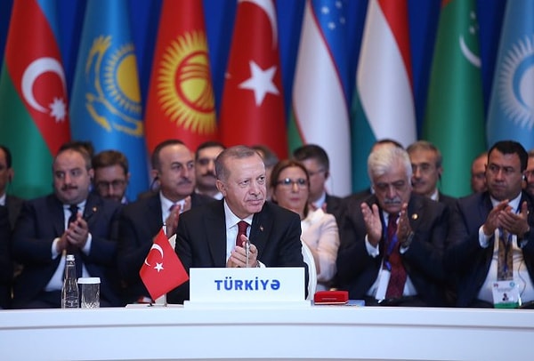 Cumhurbaşkanı Erdoğan, geçen sene İstanbul’da gerçekleştirilen tarihî zirvenin, Türk dünyasındaki kurumsal birlikteliğin güçlenmesi sürecinde bir kilometre taşı olduğunu hatırlattı.