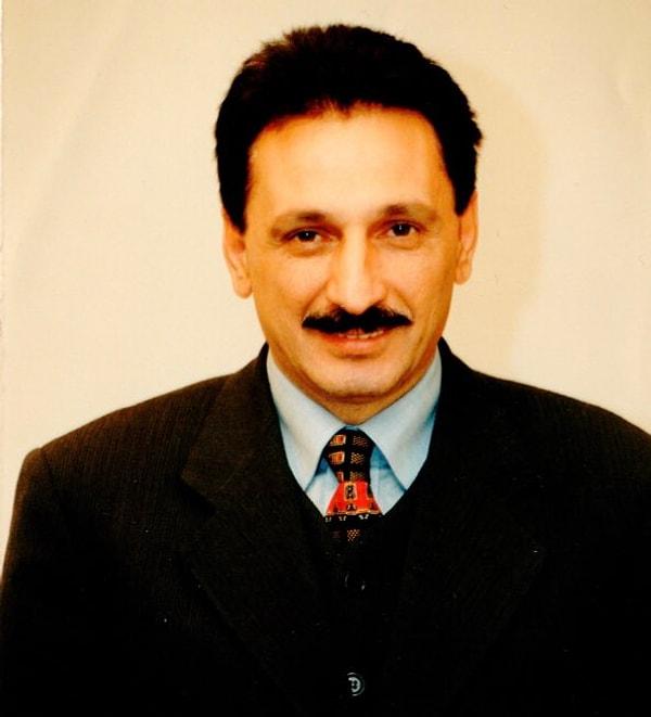 Sakarya'nın Karasu Kızılcık köyünde dünyaya gelen Hilmi Topaloğlu, 1952 doğumludur.