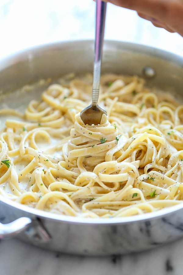 Tek Tencerede Sarımsaklı Parmesanlı Makarna Tarifi