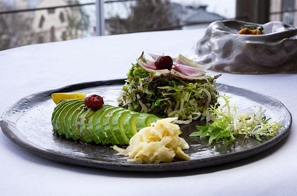 Avokadolu yeşil salata: kırmızı turp, zencefil turşusu, vişne sirkesi.