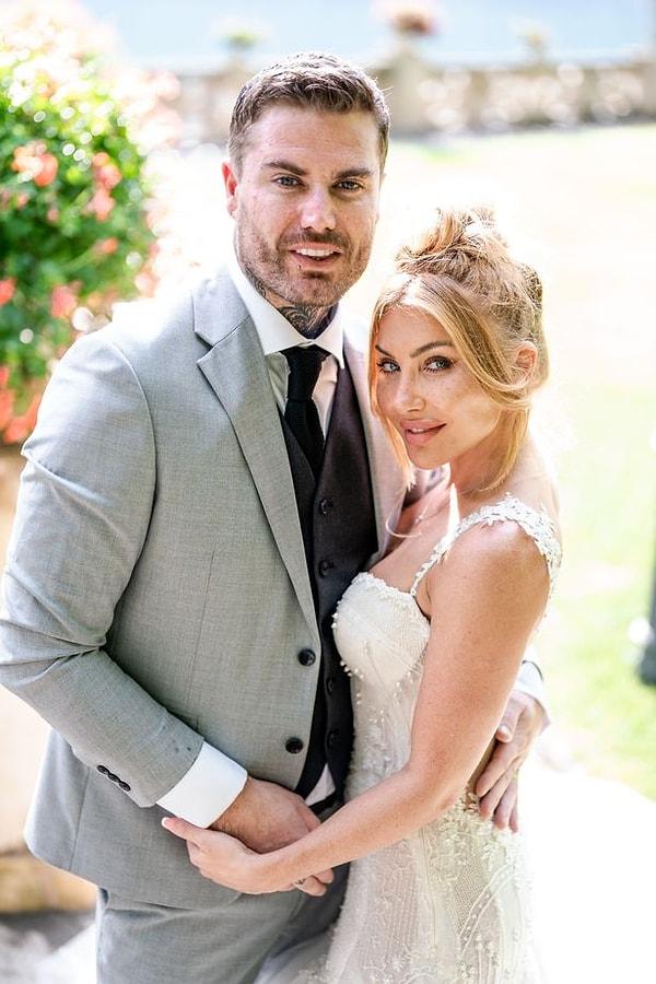 36 yaşındaki Brad ile dünyaevine giren Bonnie, düğünü için kendi cebinden toplam 300 bin sterlin (yaklaşık 6 buçuk milyon TL) harcadığını açıklamıştı.